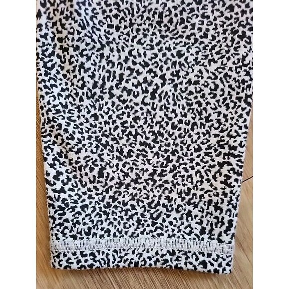 ATHLETA Leopard Leggings ULTIMATE STASH Textured 7/8 Tailwind Black White S - Picture 4 of 12